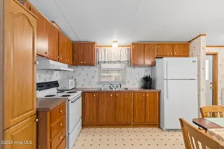 7203 Banner Street SW, Ocean Isle Beach, NC 28469 — 3-bedroom manufactured home in Seaside Heights, Ocean Isle Beach, NC, photo 10 of 38: Kitchen