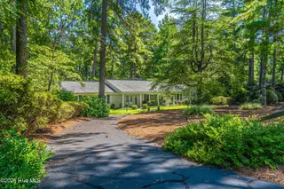 105 Canterbury Road, Southern Pines, NC 28387 – photo 7: Circular drive
