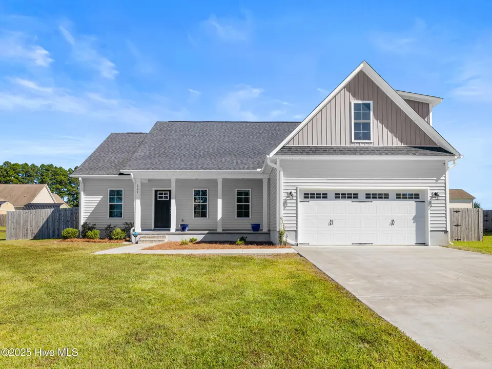 202 Pembury Way, Richlands, NC 28574 – photo 1 of 63: 025a8622