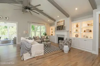 221 Shoreview Drive, New Bern, NC 28562 – photo 7: Similar Construction Living Room