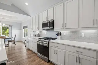 6476 Bryson Drive SW, Ocean Isle Beach, NC 28469 – photo 16: Gas cooktop