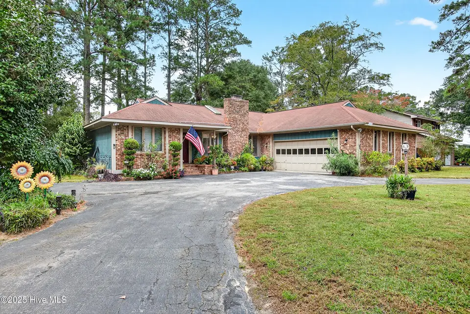 105 Plantation Drive, New Bern, NC 28562 – photo 1 of 31: Front