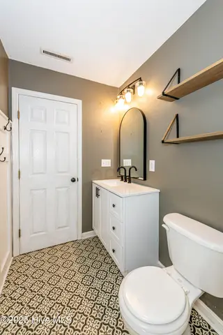 131 Cox Avenue, Jacksonville, NC 28540 — 3-bedroom home in Sabiston Height, Jacksonville, NC, photo 22 of 37: Hall bathroom
