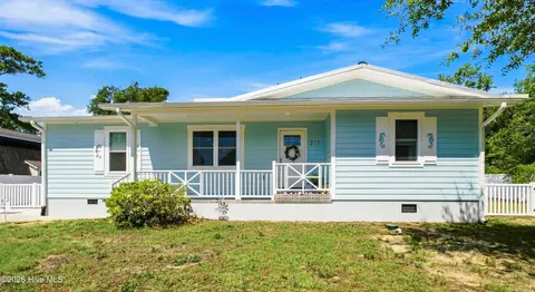 217 NE 38th St, Oak Island