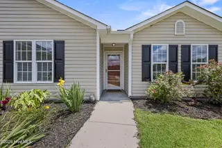 113 Rolling Meadow Drive, Richlands, NC 28574 — 3-bedroom home in Rolling Meadows, Richlands, NC, photo 6 of 46: 6_front entryway