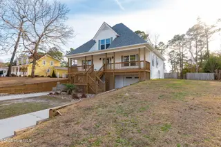 917 W Haven Boulevard, Morehead City, NC 28557 – photo 2: 1-web-or-mls-chadwick-visuals-917-w-have