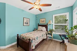 124 NW 8th Street, Oak Island, NC 28465 — 3-bedroom home in Pinners Point, Oak Island, NC, photo 22 of 47: shniderproductions.com-41