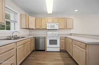 4513 Country Club Road E105, Morehead City, NC 28557 – photo 14: 14-web-or-mls-4513CCRd-E105-8-7-26-014