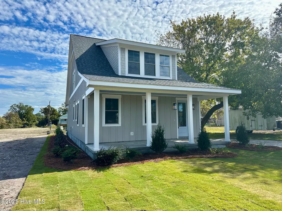 504 N 25th Street, Morehead City, NC 28557 – photo 1 of 48: Front with sod