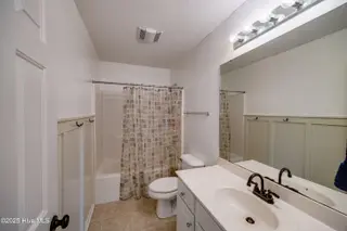 304 Fault Circle, Greenville, NC 27858 — 3-bedroom home in Arbor Hills, Greenville, NC, photo 20 of 31: Guest Bath