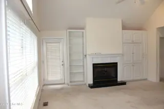 503 Taberna Circle, New Bern, NC 28562 – photo 3: 503 Taberna Circle Living Room Fireplace