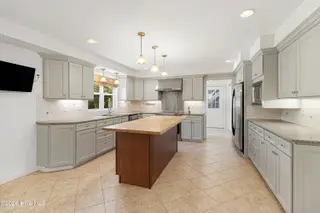 117 Hodges Street, Morehead City, NC 28557 – photo 6: Kitchen with wet bar