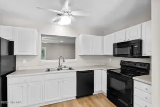 4240 Williamsbrook Lane B, Greenville, NC 27858 – photo 7: kitchen appliances