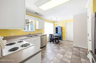 141 Crystal Road, Southport, NC 28461 — 3-bedroom home, Southport, NC, photo 14 of 40: 141 Crystal Rd Kit breakfast