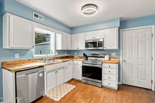 203 Trolley Court, New Bern, NC 28560 — 4-bedroom home in Trolley Run, New Bern, NC, photo 3 of 52: 28-web-or-mls-DSC_9757
