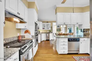 2313 New Orleans Place, Wilmington, NC 28403 — 4-bedroom home in Bradley Creek East, Wilmington, NC, photo 10 of 43: Kitchen