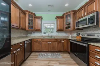 706 Daniel Lindsey Court, Sneads Ferry, NC 28460 — 3-bedroom home in Grantwood, Sneads Ferry, NC, photo 7 of 33: 15KITCHEN