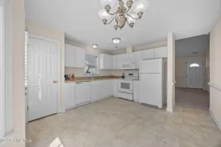 1008 Penncross Drive, Greenville, NC 27834 — 3-bedroom home in Meadow Woods, Greenville, NC, photo 7 of 17
