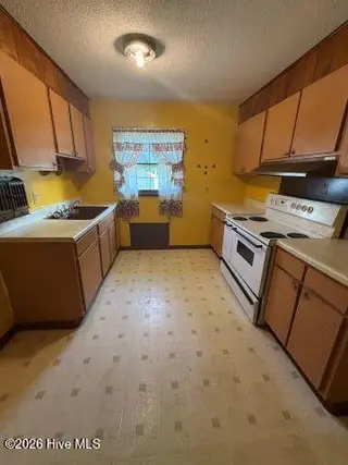 326 Kennedy Street, Winterville, NC 28590 – photo 11: Kitchen