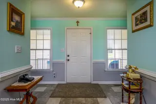 102 Laura Drive, New Bern, NC 28562 – photo 8: Foyer