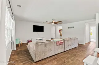 19 Evian Court, Hampstead, NC 28443 — 3-bedroom home in Hope Creek, Hampstead, NC, photo 15 of 49