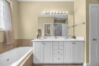8746 Ramsbury Way, Wilmington, NC 28411 — 4-bedroom home in Plantation Landing, Wilmington, NC, photo 18 of 49: 24_bathroom