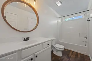 122 Tanbark Drive, Jacksonville, NC 28546 — 3-bedroom home in Aragona Village, Jacksonville, NC, photo 20 of 53: Full Bathroom Upstairs