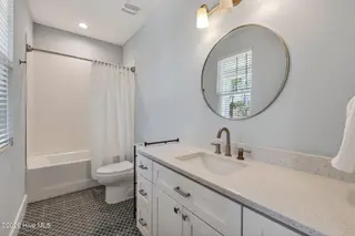 8124 Lakeview Drive, Wilmington, NC 28412 – photo 19: Main Level Secondary Bath