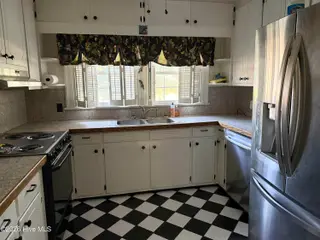 1202 Ruffin Terrace, Kinston, NC 28504 – photo 9: Kitchen