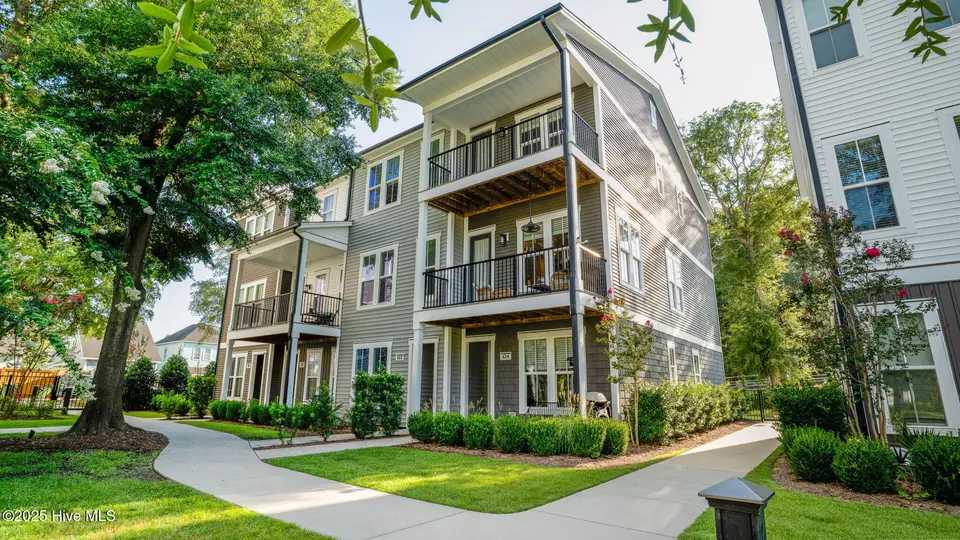 624 N 6th Street, Wilmington, NC 28401 – photo 1 of 47: Courtyard view