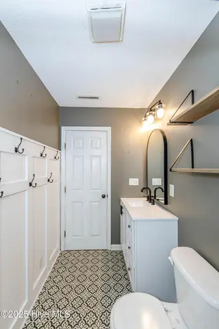 131 Cox Avenue, Jacksonville, NC 28540 — 3-bedroom home in Sabiston Height, Jacksonville, NC, photo 20 of 37: Hall bathroom