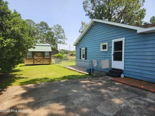 215 S Lee Avenue, Beulaville, NC 28518 — 2-bedroom home, Beulaville, NC, photo 3 of 17: Side yard