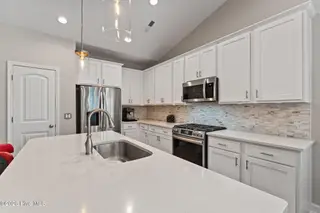 207 Rough Ridge Trail 13, Aberdeen, NC 28315 – photo 12: Kitchen