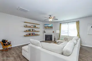102 Featherstone Lane, New Bern, NC 28562 – photo 5: Living Room