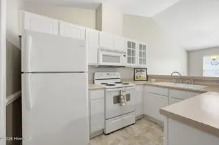 2225 Locksley Woods Drive F, Greenville, NC 27858 – photo 9: 31-web-or-mls-IMG_8690_edit