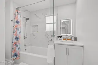 1101 Arendell Street, Morehead City, NC 28557 – photo 16: Upstairs bathroom 2