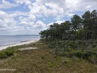 558 Sandy Point Drive, Beaufort, NC 28516 – photo 13: Right view