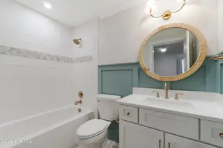 805 Mulberry Street Unit 114, Beaufort, NC 28516 — 1-bedroom condo in 805 Mulberry, Beaufort, NC, photo 18 of 25: Study Full Bathroom
