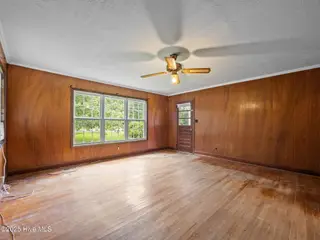 195 Queens Creek Road, Swansboro, NC 28584 — 2-bedroom home, Swansboro, NC, photo 5 of 40: Living room/front door