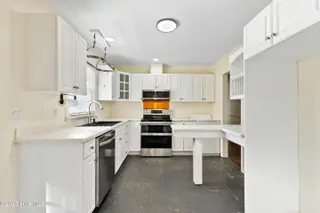 2612 Princess Place Drive, Wilmington, NC 28405 – photo 12: 24Kitchen
