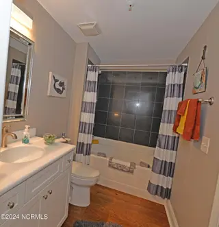 3100 Marsh Grove Lane # 3201, Southport, NC 28461 — 2-bedroom condo in The Preserve at Oak Island, Southport, NC, photo 20 of 41: guest bath