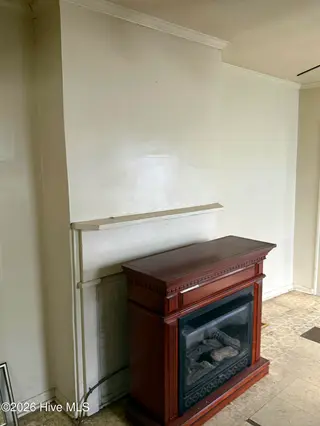 510 Church Street, Wilmington, NC 28401 – photo 7: Middle Room with Space Heater