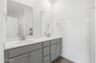 610 S Squires Run Lane, Richlands, NC 28574 – photo 12: Master Bathroom