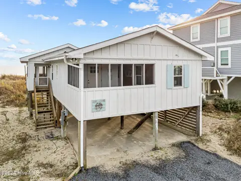 707 W Beach Dr, Oak Island