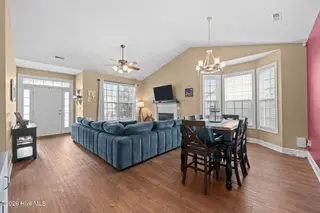126 Meadow View Drive, New Bern, NC 28562 – photo 2: Living Room