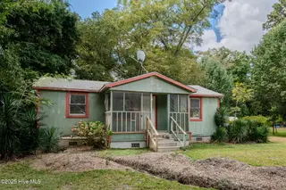 409 S Bodenheimer Street, Burgaw, NC 28425 — 3-bedroom home, Burgaw, NC, photo 1 of 33: Front