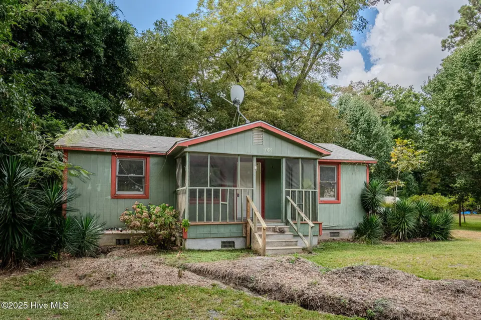 409 S Bodenheimer Street, Burgaw, NC 28425 — 3-bedroom home, Burgaw, NC, photo 1 of 33: Front