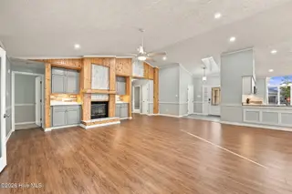 6207 Gondolier Drive, New Bern, NC 28560 – photo 9: Built-ins