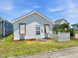 501 N 11th Street, Morehead City, NC 28557 – photo 1: Bayside Bungalow