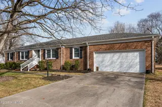 219 Leon Drive, Greenville, NC 27858 — 3-bedroom home in Lake Glenwood, Greenville, NC, photo 2 of 34: 14-web-or-mls-LHV_8162